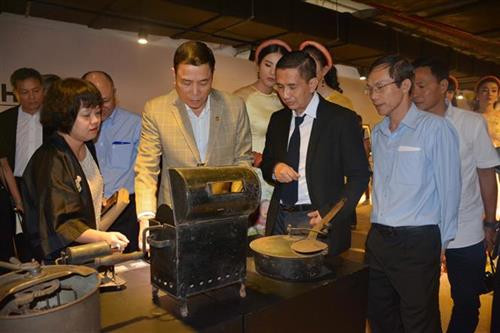 参加世界咖啡史展的参观者。图自越通社 参加世界咖啡史展的参观者。图自越通社