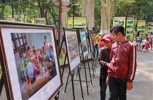 “邦美蜀战争胜利44周年——历史之旅”图片展作品。图自越通社 “邦美蜀战争胜利44周年——历史之旅”图片展作品。图自越通社