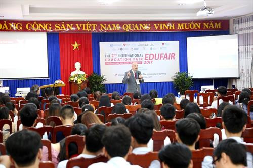 国际代表在研讨会上介绍相关信息。（图片来源：互联网）