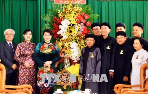 越南国会主席阮氏金银走访越南佛教静度居士协会中央理事会。(图片来源:越通社) 越南国会主席阮氏金银走访越南佛教静度居士协会中央理事会。(图片来源:越通社)