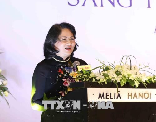 越南国家副主席邓氏玉盛发表讲话。（图片来源：越通社）