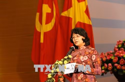 越南国家副主席邓氏玉盛发表讲话。（图片来源：越通社）