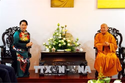 越南国会主席阮氏金银与越南佛教协会治事委员会主席释善仁和尚。(图片来源:越通社) 越南国会主席阮氏金银与越南佛教协会治事委员会主席释善仁和尚。(图片来源:越通社)