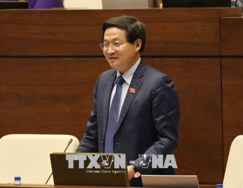 政府监察总署总监察长黎明慨就国会代表关注的问题进行解答。（图片来源：越通社）