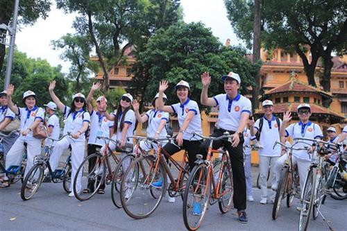 在开幕式后举行的骑自行车友好活动吸引约200人参加。图自越通社 在开幕式后举行的骑自行车友好活动吸引约200人参加。图自越通社