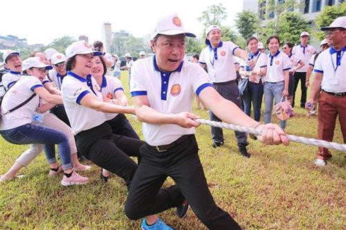 “2019年东盟家庭日”活动期间举行的拔河比赛。图自越通社 “2019年东盟家庭日”活动期间举行的拔河比赛。图自越通社