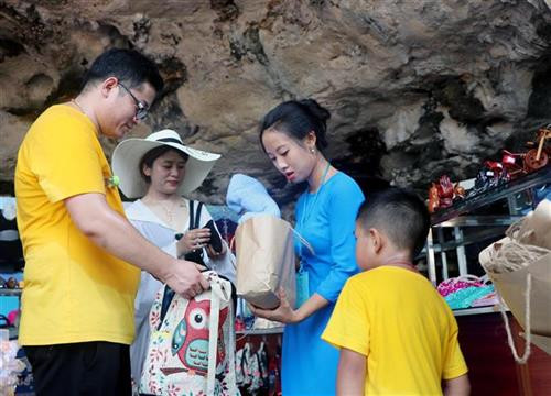 广宁省下龙湾各经营单位自9月起停止使用一次性塑料产品。图自越通社 广宁省下龙湾各经营单位自9月起停止使用一次性塑料产品。图自越通社