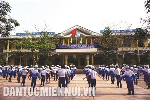 近年来，向化县一直注重提高民族教育工作。