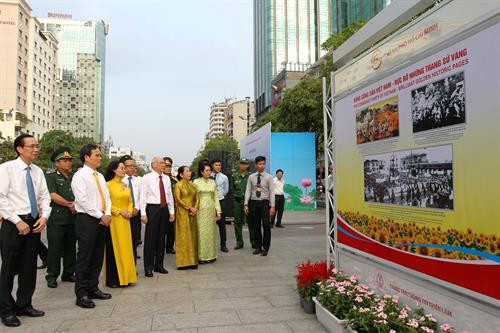 “越南共产党——永不磨灭的信心”图片展吸引参观者驻足观看。图自越通社 “越南共产党——永不磨灭的信心”图片展吸引参观者驻足观看。图自越通社