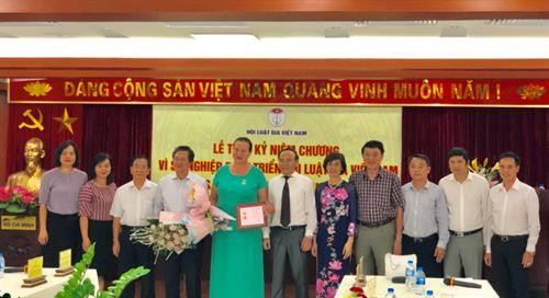 俄罗斯“和平之路”国际基金会主席荣获越南律师协会纪念章。图自http://vovworld.vn 俄罗斯“和平之路”国际基金会主席荣获越南律师协会纪念章。图自http://vovworld.vn