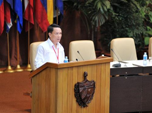 越共中央委员、越通社社长、越南共产党代表团团长阮德利在论坛上发表讲话。（图片来源：越通社）