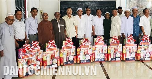 安江省委常务副书记武英杰(左六)向安江省伊斯兰新都代表送去慰问品。记者 功貌 摄 安江省委常务副书记武英杰(左六)向安江省伊斯兰新都代表送去慰问品。记者 功貌 摄