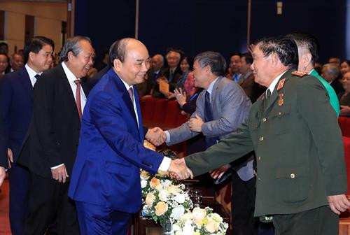 越南政府总理阮春福与出席纪念活动的代表亲切握手。图自越通社 越南政府总理阮春福与出席纪念活动的代表亲切握手。图自越通社