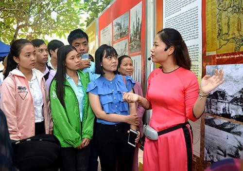 参观者倾听关于抵抗法西联军的介绍 图自互联网