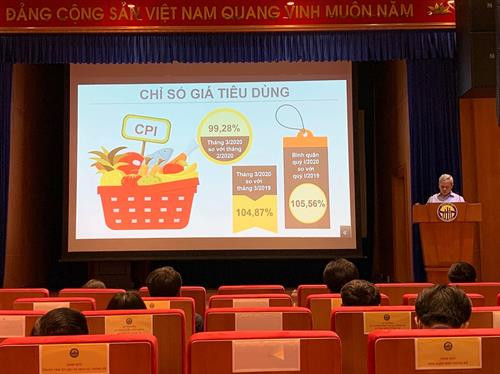 越南计划与投资部统计总局局长阮壁林举行的2020年第一季度经济社会统计数据发布会。图自越通社 越南计划与投资部统计总局局长阮壁林举行的2020年第一季度经济社会统计数据发布会。图自越通社