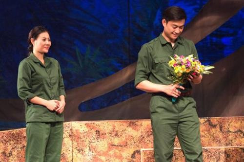 河内戏剧院的《双眼》剧目的演员。图自因特网