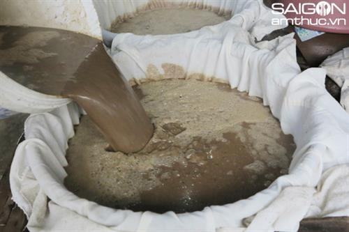 南乌鱼露制作过程。图自互联网。