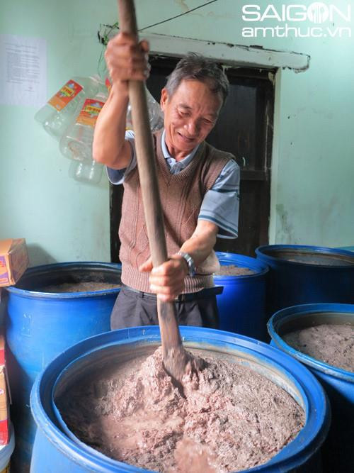 南乌鱼露制作技术。图自互联网。
