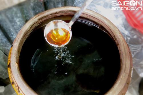 南乌鱼露制作过程。图自互联网。