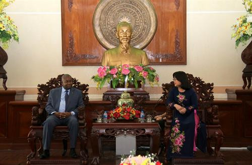 芹苴市人民委员会副主席武氏红映(右)会见莫桑比克驻越南特命全权大使穆关贝。图自互联网 芹苴市人民委员会副主席武氏红映(右)会见莫桑比克驻越南特命全权大使穆关贝。图自互联网