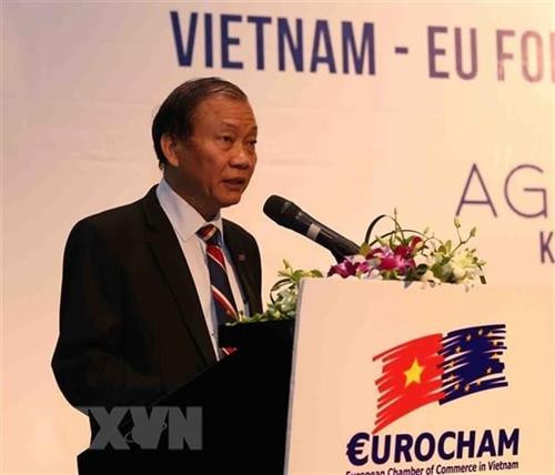 越南工商会副主席黄光防在研讨会上发表讲话。图自越通社
