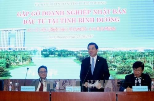 平阳省人民委员会副主席陈青廉（中）在对话会上发表讲话。（图片来源：越通社）