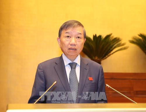公安部长苏林受政府总理委托向国会提交有关《网络安全法》草案的呈文。（图片来源：越通社）