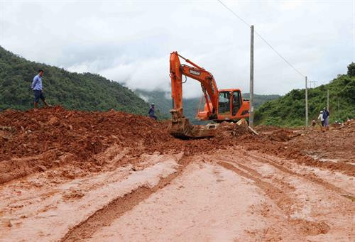 抓紧开展路面修复工作。(图片来源:越通社) 抓紧开展路面修复工作。(图片来源:越通社)