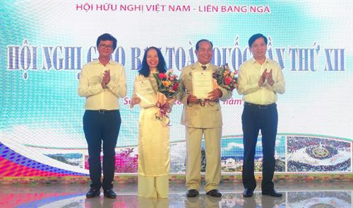越俄友好协会中央委员会向在“对俄罗斯的深刻纪念和越俄友谊”写作比赛中最优秀的38名作者颁奖。（图片来源：越通社）