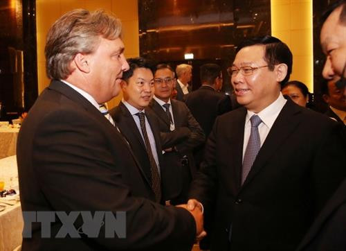 王廷惠同与会代表握手。图自越通社