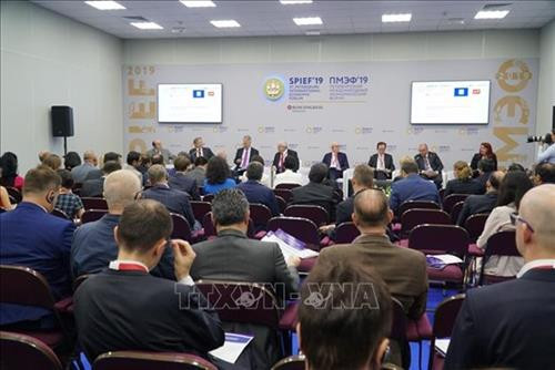 越通社副社长武越庄参加第二十三届圣彼得堡国际经济论坛期间举行的一场讨论会。图自越通社 越通社副社长武越庄参加第二十三届圣彼得堡国际经济论坛期间举行的一场讨论会。图自越通社