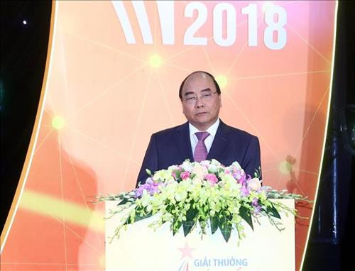 越南政府总理阮春福在2018年全国对外新闻奖颁奖仪式上发表讲话。图自越通社 越南政府总理阮春福在2018年全国对外新闻奖颁奖仪式上发表讲话。图自越通社