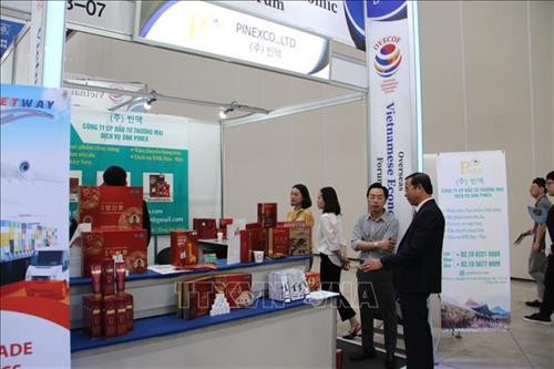 第一届全球侨务经济论坛期间举行的商品展览会。图自越通社 第一届全球侨务经济论坛期间举行的商品展览会。图自越通社