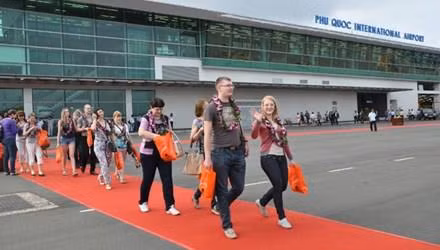 国际游客在坚江省富国机场。（图片来源：因特网）