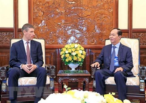 越南国家主席陈大光(右)会见英国驻越大使贾尔斯·莱韦。越通社记者 彦创 摄