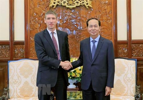 越南国家主席陈大光(右)会见英国驻越大使贾尔斯·莱韦。越通社记者 彦创 摄