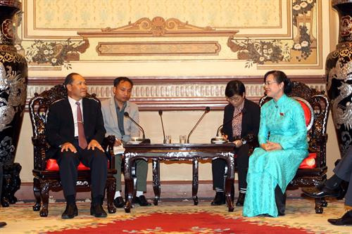 阮氏决心与老挝国会经济、技术和环境委员会主任波鹏。（图片来源：越通社）