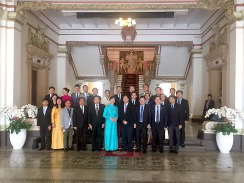 双方代表合影。（图片来源：越通社）