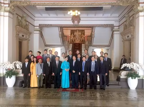 双方代表合影。(图片来源:越通社) 双方代表合影。(图片来源:越通社)