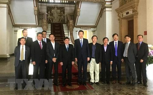 双方代表合影。(图片来源:越通社) 双方代表合影。(图片来源:越通社)