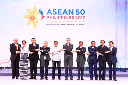 东盟各国领导合影。（图片来源：越通社）