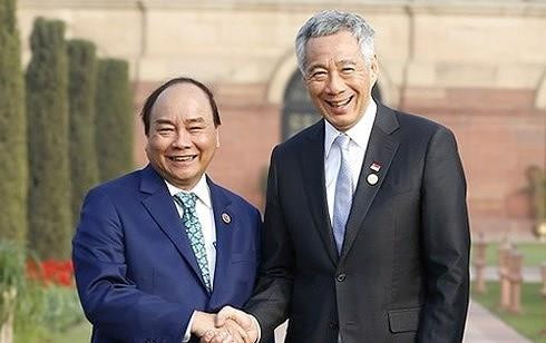 越南政府总理阮春福（左）与新加坡总理李显龙。（图片来源：因特网）