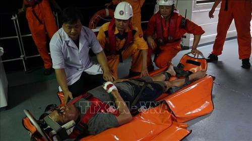 越南救助菲律宾海上遇险渔民。图自越通社 越南救助菲律宾海上遇险渔民。图自越通社