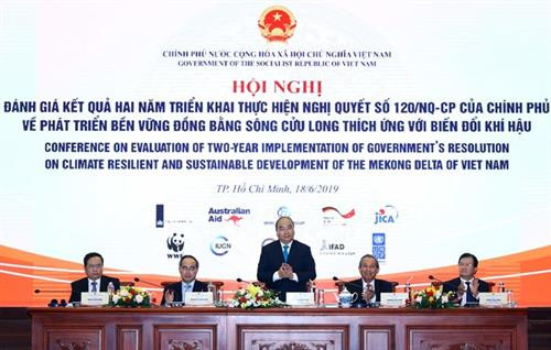 阮春福在会上发言时。图自越通社