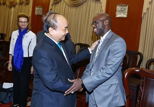 阮春福和与会代表握手。图自越通社