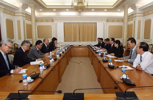 双方会见场景。（图片来源：越通社）