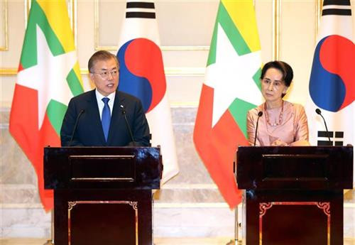 韩国总统文在寅会见缅甸国务资政昂山素季。图自越通社