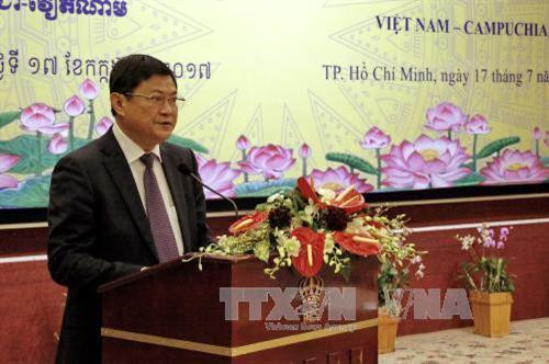 胡志明市人民委员会副主席黄革命在会议上发表讲话。（图片来源：越通社）