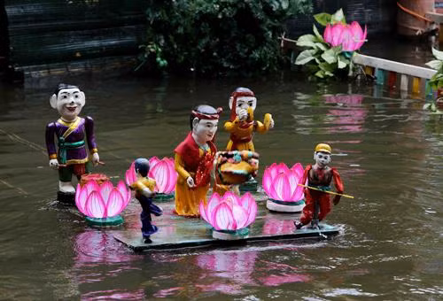 资料图：越南水上木偶戏受到法国观众的热烈欢迎。（图片来源：越通社）