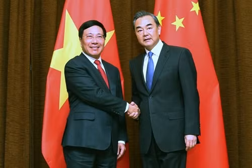 越南政府副总理兼外交部长范平明与中国外交部长王毅。（图片来源：因特网）